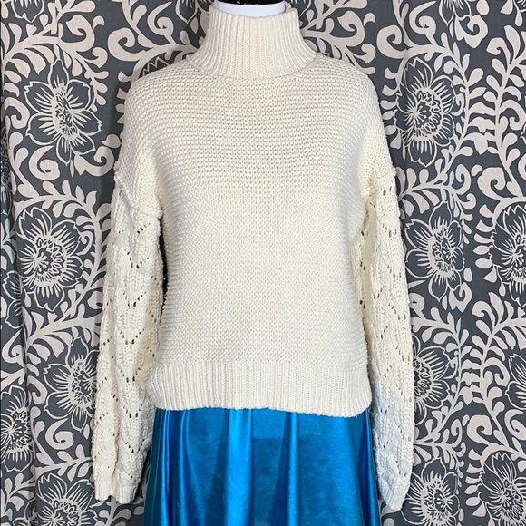 Cozy, UNIVERSAL THREAD sweater!! - Picture 2 of 8